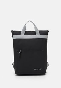 Sac à dos noir avec des bretelles grises, des poches zippées et un tissu texturé. Une petite poche frontale ajoute de la fonctionnalité. Nom de la marque visible.