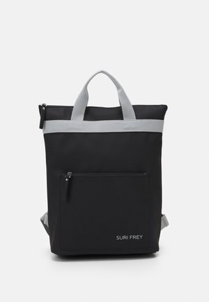 Sac à dos noir avec des bretelles grises, des poches zippées et un tissu texturé. Une petite poche frontale ajoute de la fonctionnalité. Nom de la marque visible.
