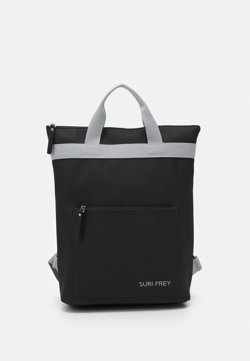 Sac à dos noir avec des bretelles grises, des poches zippées et un tissu texturé. Une petite poche frontale ajoute de la fonctionnalité. Nom de la marque visible.