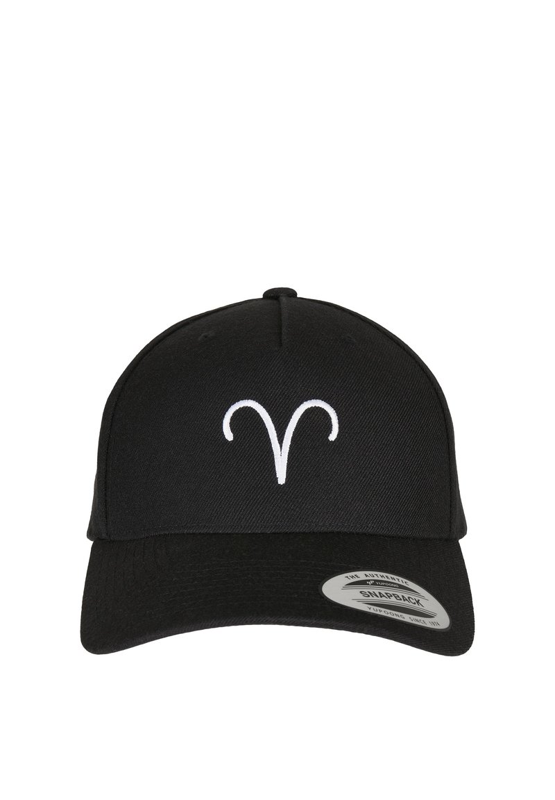 Czarna czapka snapback z białym symbolem zodiaku Baran wyszytym na środku przodu, z zakrzywionym daszkiem i regulowanym paskiem z tyłu.