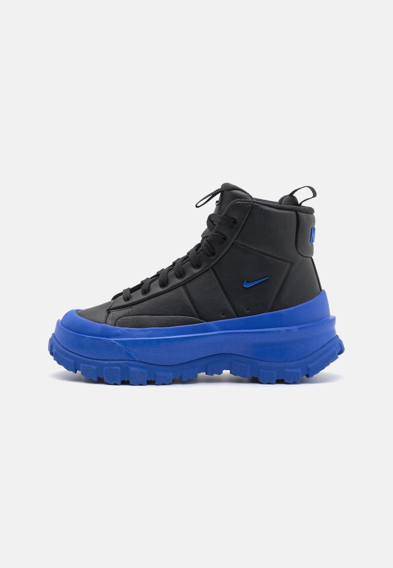 Høye sneakers laget av svart skinn med en teksturert blå gummisåle. Har snøring og en liten logo detalj på siden.