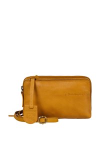 Geel leren portemonnee met een tekstuurafwerking, ritsluiting en een afneembare strap. Voorzien van een gemerkt leren label en een eenvoudig ontwerp.