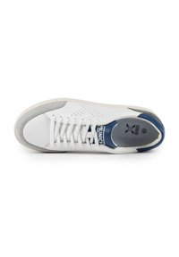 Sneaker blanche avec des accents gris, tige en cuir lisse, détails perforés, lacets plats, et un logo bleu sur la languette et le talon.