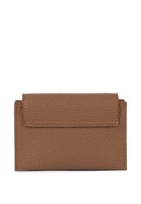 Portefeuille en cuir marron avec une finition texturée, forme rectangulaire et fermeture à rabat. Présente des coutures le long des bords et un design minimaliste.