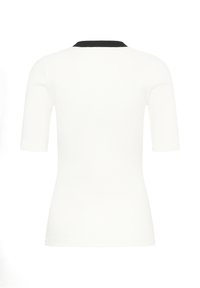 Haut blanc cintré à manches courtes avec un col rond côtelé noir, vu de dos sur un fond blanc uni.