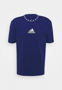 Camiseta Adidas azul marino con cuello redondo, patrón blanco en contraste, mangas cortas y un logo blanco en el pecho.