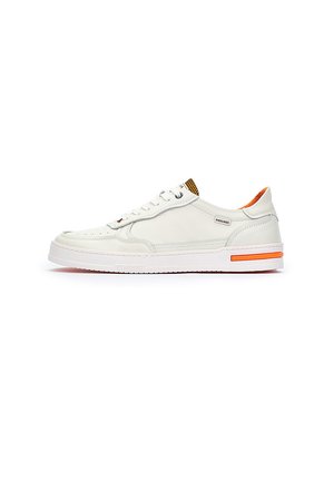 Zapatilla blanca de cuero con lengüeta texturizada, acento naranja en el talón y suela de goma blanca. Presenta un diseño elegante y puntera perforada.