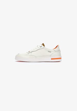Zapatilla blanca de cuero con lengüeta texturizada, acento naranja en el talón y suela de goma blanca. Presenta un diseño elegante y puntera perforada.