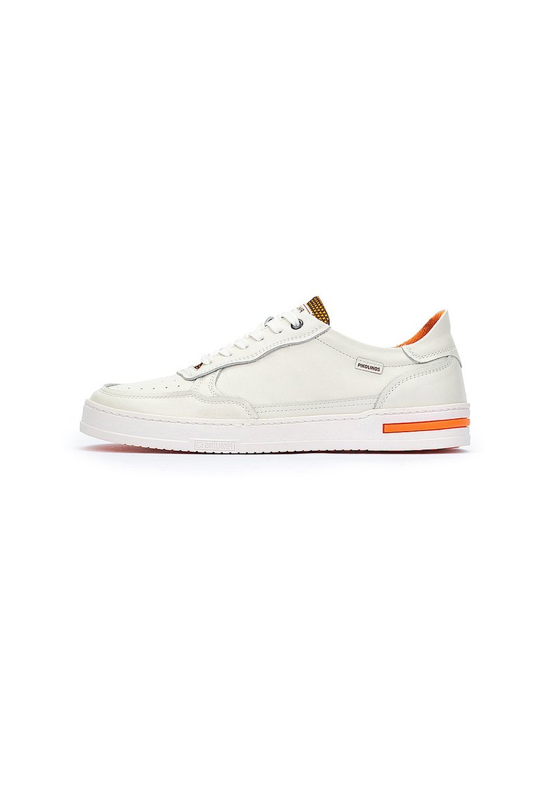 Zapatilla blanca de cuero con lengüeta texturizada, acento naranja en el talón y suela de goma blanca. Presenta un diseño elegante y puntera perforada.