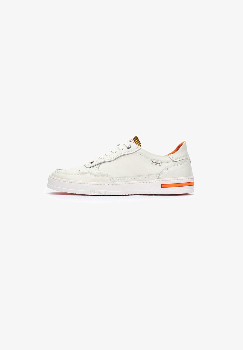 Baskets en cuir blanc avec langue texturée, accent orange sur le talon et semelle en caoutchouc blanc. Dotées d'un design épuré et d'un bout perforé.