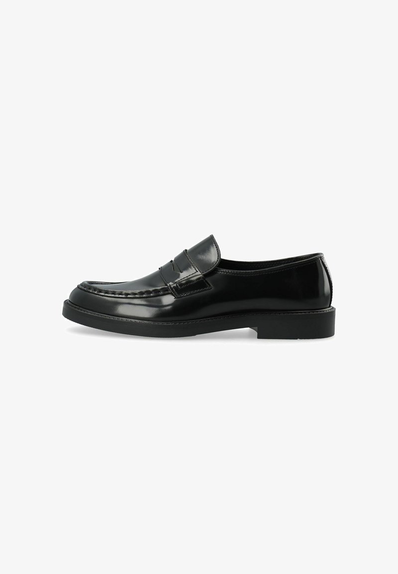 Mocassin noir en cuir poli à enfiler avec un petit talon et des détails cousus le long du bord supérieur et de la lanière avant.
