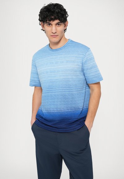 Īsroku T-krekls zilā gradientā ar horizontālām svītrām, ar apaļu kakla izgriezumu un mīkstu audumu. Saskaņots ar tumšām biksēm.