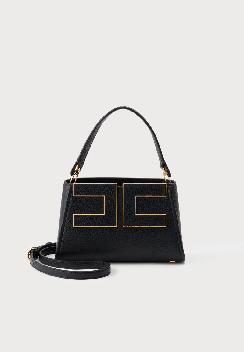 Sac à main en cuir noir avec poignée supérieure, accents géométriques dorés à l'avant et bandoulière détachable sur fond blanc.