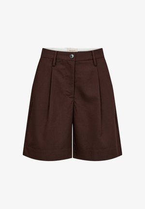 Donkere bruine, op maat gemaakte damesshorts met plooien aan de voorkant, riemlussen en een enkele zwarte knoopsluiting ter hoogte van de taille.