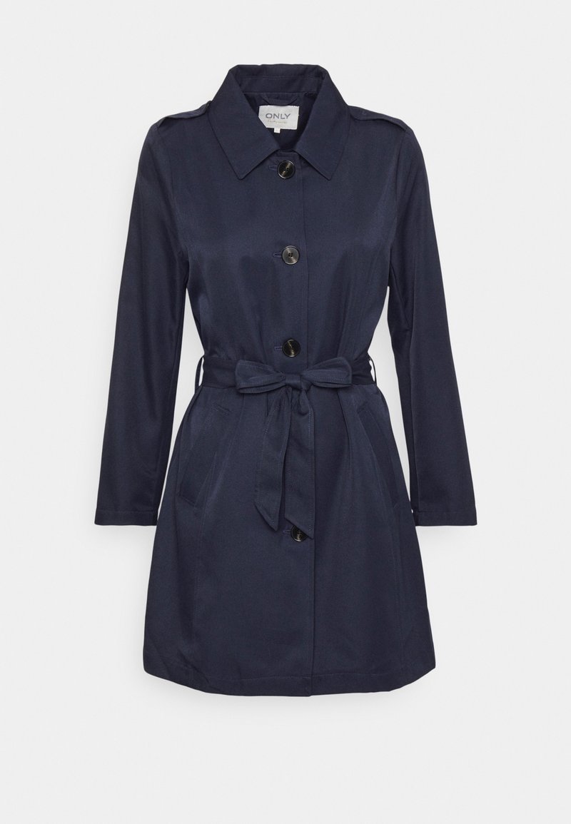 Trench-coat bleu marine à manches longues, fermeture à boutons devant, col, deux poches latérales et ceinture nouée à la taille.