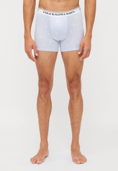 Svetlo modri boksarji z elastičnim pasom, na katerem je logo "POLO RALPH LAUREN". Bele vezenine ponijev so razporejene po celotnem materialu.
