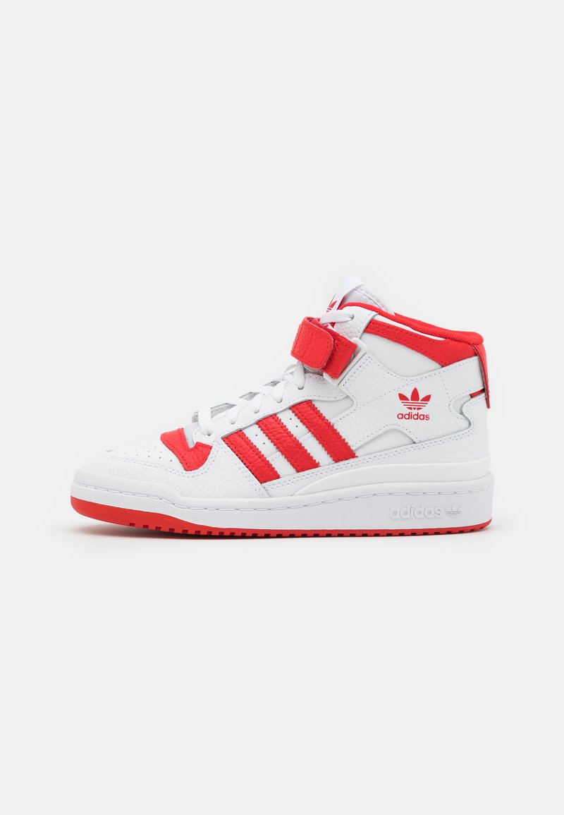 Sneaker bianca alta con Accenti rossi, caratterizzata da una tomaia in pelle texturizzata, design a tre righe, chiusura con lacci e cinturino regolabile.