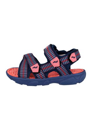 Sandalias abiertas de punta en color azul y coral con suela de goma texturizada, correas ajustables y un diseño de tela trenzada con rayas horizontales.