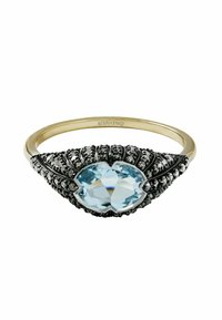 Anillo de estilo vintage que presenta una gran piedra facetada de color azul claro, engastada en metal negro y plateado ornamentado con un delicado detalle. Banda en tono dorado.