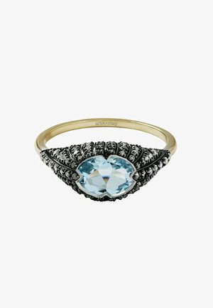 Anillo de estilo vintage que presenta una gran piedra facetada de color azul claro, engastada en metal negro y plateado ornamentado con un delicado detalle. Banda en tono dorado.