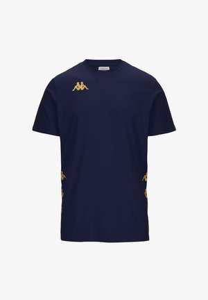 T-shirt bleu marine en tissu avec des manches courtes. Présente un logo doré sur la poitrine gauche et des accents dorés sur les côtés.