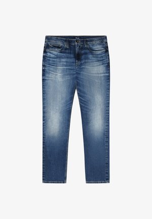 Jeans de mezclilla azul desgastados con bolsillos frontales, lazos para cinturón y un cierre de botón, colocados planos sobre un fondo blanco.