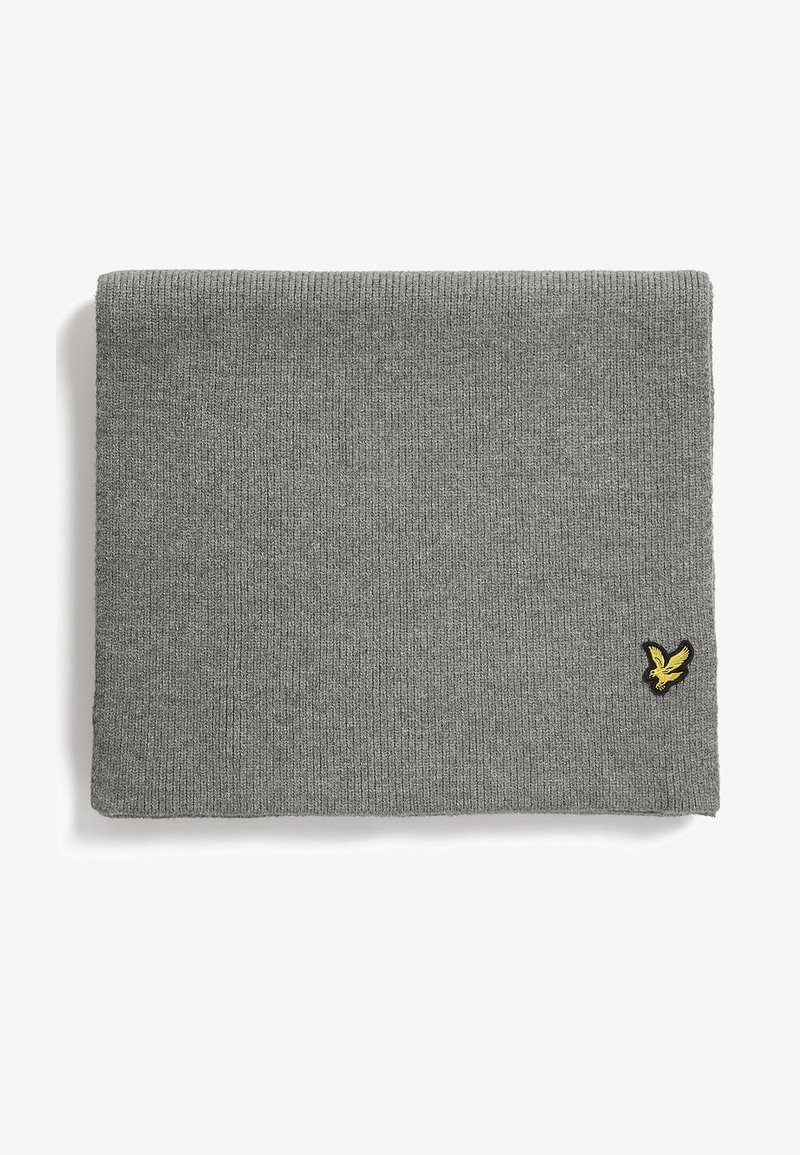 Écharpe grise tricotée pliée avec un petit logo d'oiseau jaune brodé près d'un coin sur fond blanc.
