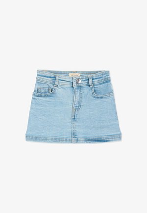 Minigonna in denim azzurro chiaro con bottone frontale, passanti per cintura e due tasche frontali, distesa su sfondo bianco.