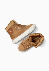 Hellbraune High-Top-Sneaker aus glattem Stoff mit weißen Gummisohlen, Metallösen und einem runden Logo-Patch an der Seite.