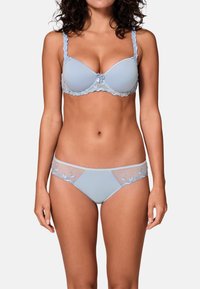 Ensemble de lingerie bleu clair comprenant un soutien-gorge rembourré avec des garnitures en dentelle et un nœud décoratif, complété par un dessous assorti avec de la maille et des broderies florales.