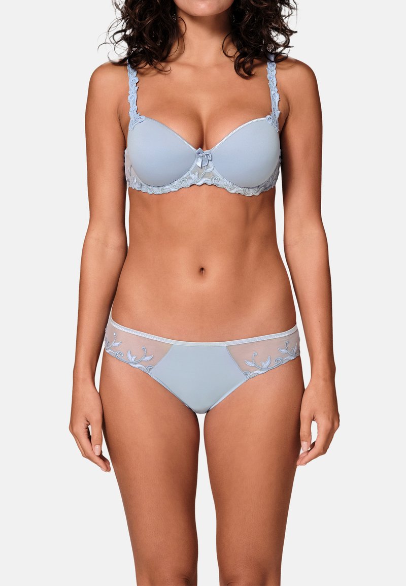 Ensemble de lingerie bleu clair comprenant un soutien-gorge rembourré avec des garnitures en dentelle et un nœud décoratif, complété par un dessous assorti avec de la maille et des broderies florales.