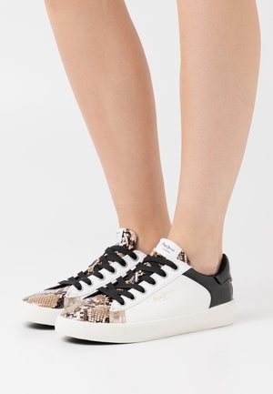 Sneakers con una toma in stampa rettile testurizzata nei toni del marrone e del nero, con un lato in pelle bianca e dettagli neri. Lacci neri.
