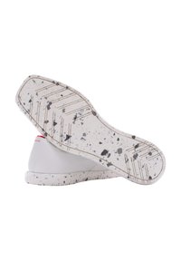 Sneaker bianco con suola in gomma texturizzata e maculata. Presenta una parte superiore liscia e un motivo geometrico sulla base per garantirne la presa.
