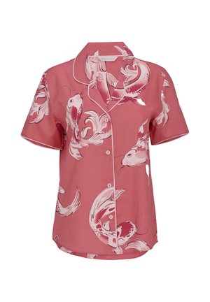 Chemise rose à manches courtes boutonnée, motif carpes koï blanches et rose foncé, et passepoil blanc le long du col et des manches.