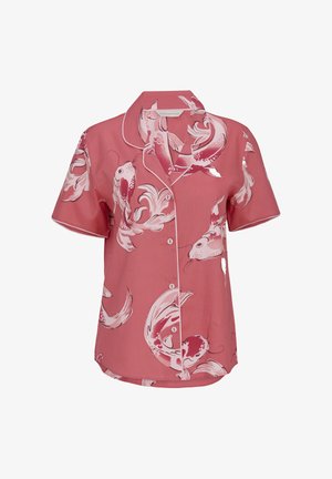 Różowa koszula z krótkim rękawem zapinana na guziki, z białym i ciemniejszym różowym wzorem ryb koi oraz białym obszyciem przy kołnierzu i rękawach.
