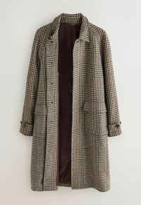 Kockovaný kabát v hnedej a krémovej farbe, s klasickým golierom, zapínaním na gombíky a bočnými vreckami. Podšitý tmavo burgundskou látkou.