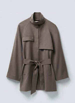 Μπουφάν ταμπά με ζώνη, ψηλό γιακά, κλείσιμο με κουμπιά μπροστά, μακριά μανίκια ραγκλάν, τσέπη στο στήθος με καπάκι και δύο πλαϊνές τσέπες.