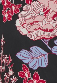 Svart tyg med stora rosa och röda blommönster och blå blad. Detaljerade linjer lyfter fram blomformerna och texturerna.