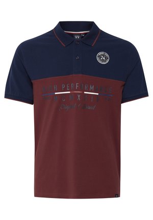 Camisa polo en navy y burdeos, con cuello clásico, dos botones y gráfico de texto en el frontal. Tejido suave con acentos en contraste.