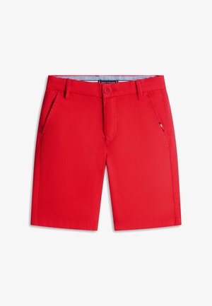 Lyse røde chino-shorts med knaplukning, bæltestropper, sidelommer og et lille broderet logo på højre lomme.