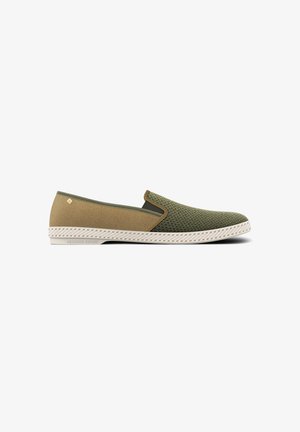 Slip-on schoen met olijfgroene mesh aan de voorkant, lichtbruine stoffen achterkant en witte patroonzool met tekst "leisure shoes" aan de zijkant.