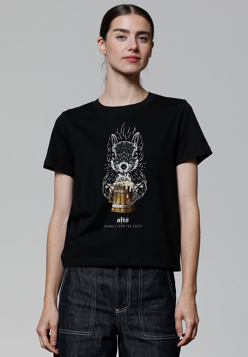Zwarte katoenen T-shirt met een grafiek van een cartoon-dier dat een biervat vasthoudt, met gedurfde witte en gouden accenten. Korte mouwen, relaxte pasvorm.
