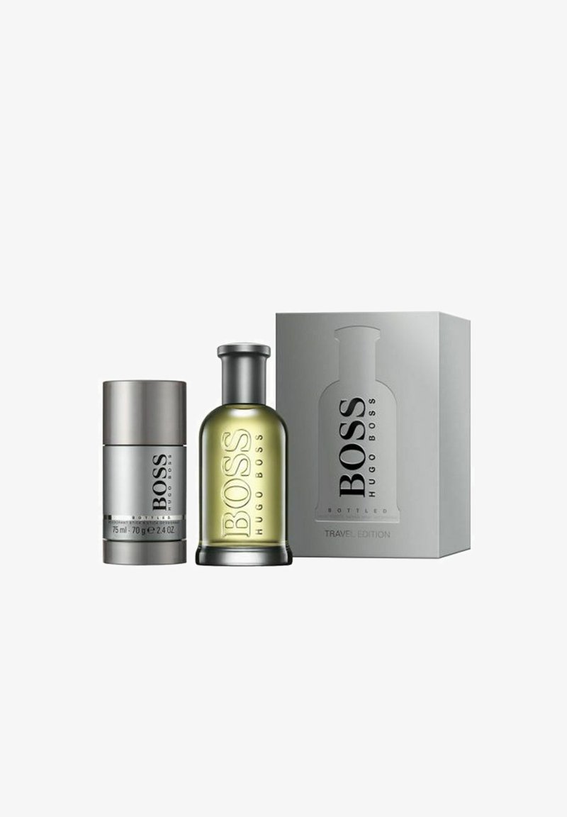 Hugo Boss rejseudgave sæt bestående af en grøn glas parfume flaske og en sølv deodorantstift, præsenteret i en elegant grå boks.