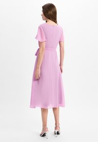 Rosa Chiffonkleid mit kurzen, schwingenden Ärmeln, einem Bindeband in der Taille und in Midi-Länge, das einen runden Ausschnitt und einen weichen, fließenden Stoff aufweist.