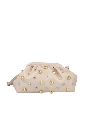 Bolso de mano beige suave con textura fruncida, decorado con tachuelas metálicas doradas grandes y pequeñas dispersas, y una correa delgada ajustable.