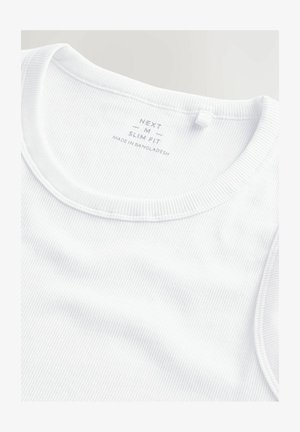 Weißes geripptes Tanktop mit runder Ausschnittform. Ist mit einem Etikett versehen, das "NEXT M SLIM FIT" und "MADE IN BANGLADESH" lesen lässt. Glatte Textur, figurbetontes Design.