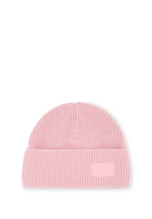 Hellrosa gestrickte Beanie mit umgeschlagenem Bündchen und kleinem quadratischem Aufnäher an der Vorderseite des Bündchens, gezeigt vor weißem Hintergrund.