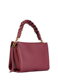Bolso de cuero burdeos con un asa trenzada, herrajes dorados y un diseño estructurado. Cuenta con un cierre de cremallera y una textura suave.