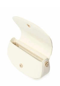 Witte leren clutch met een gebogen vorm, voorzien van een gouden drukknoopsluiting en een binnenvak. Zachte textuur en minimalistisch ontwerp.