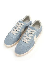 Sneakers blu in suede con un elegante accento in pelle bianca, dotati di stringhe piatte beige, punta arrotondata e interno imbottito.